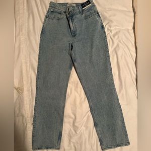 Abercrombie & Fitch Curve Love Ultra High Rise 90s Straight Jean | Size 29